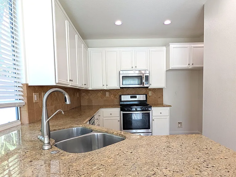 1 Halcyon Ln — Photo 4