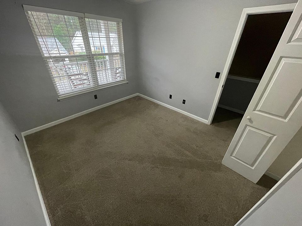 Bedroom For Rent - Front of Home