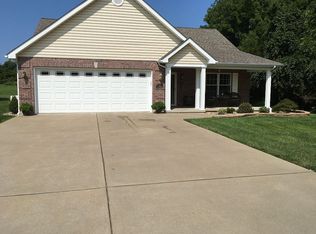 1865 Lakeshore Dr, Farmington, MO 63640