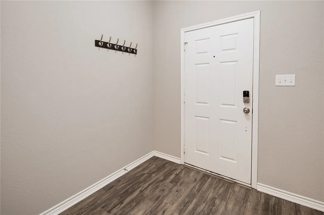 4 bed, 4.5 bath, 2099 sqft, $2,800 — Photo 4