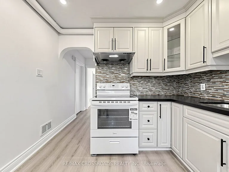 1496 Simcoe St N — Photo 12