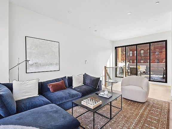 5th image of 389 Manhattan Ave