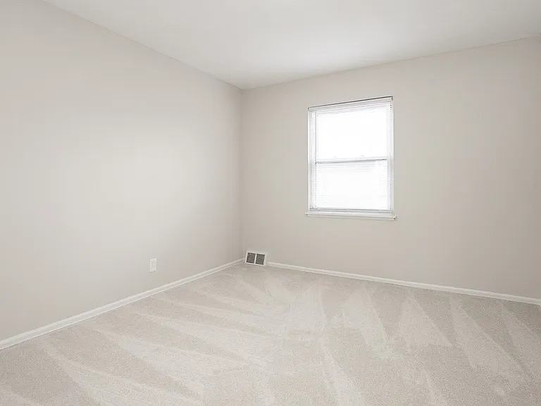 26351 Farringdon Ave — Photo 13