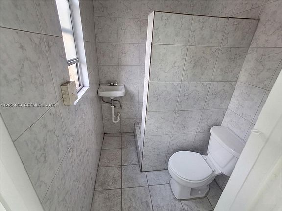 4th image of 625 W Avenue A