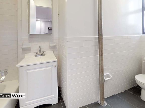 4th image of 30 Charlton St APT 2E