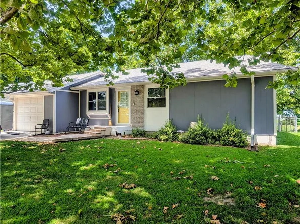 2926 Dodge Dr, Iola, KS 66749