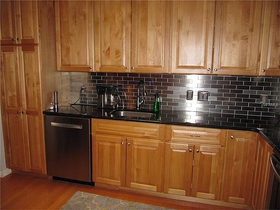 5th image of 370 Winchester Pl
