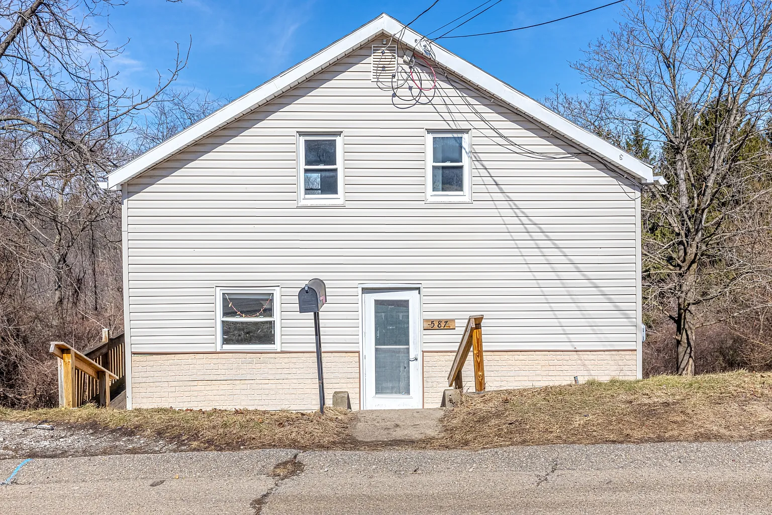 587 Stephens St photo 1