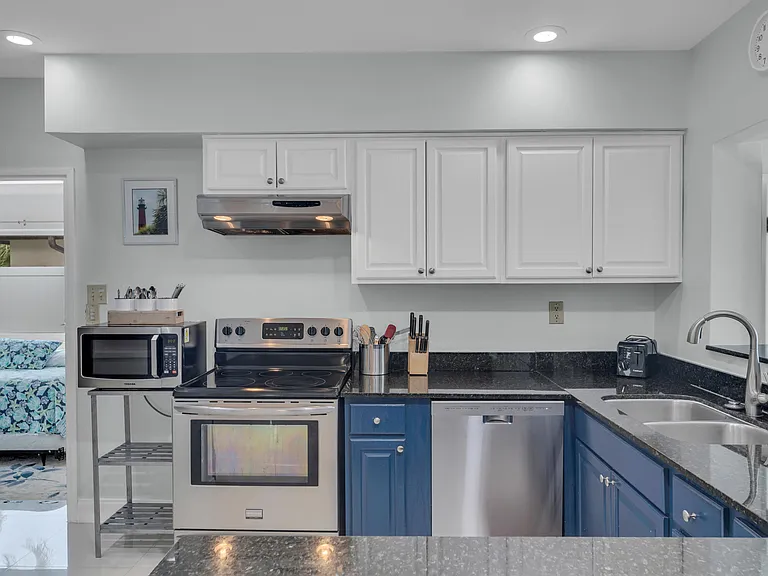 348 SE 18th Ave — Photo 23
