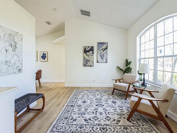 4th image of 2626 SW Cameo Boulevard