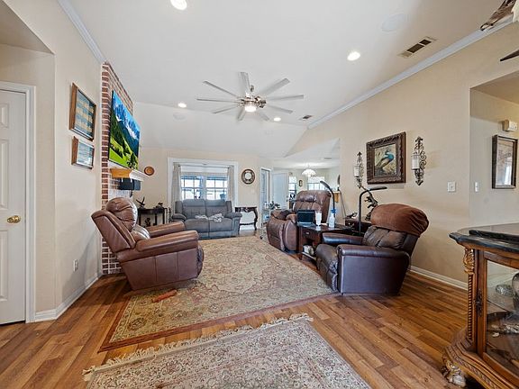 3rd image of 105 Topaz Cir