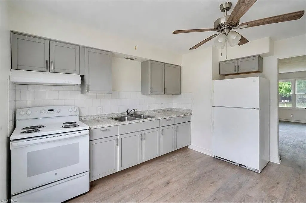 895 Cook Avenue - 2 — Photo 4