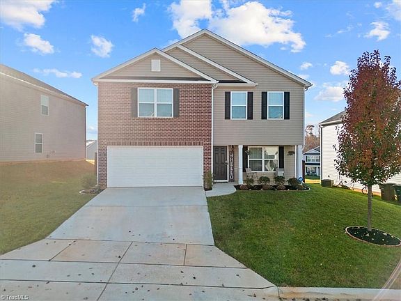 2nd image of 104 Saddlehorse Ln