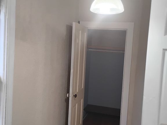 4th image of 709 E Brady St #A