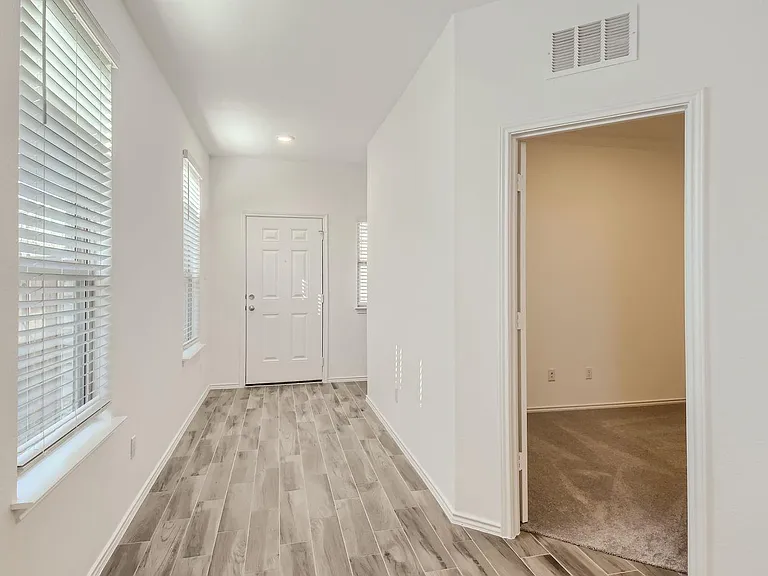 140 Bennington Dr — Photo 6