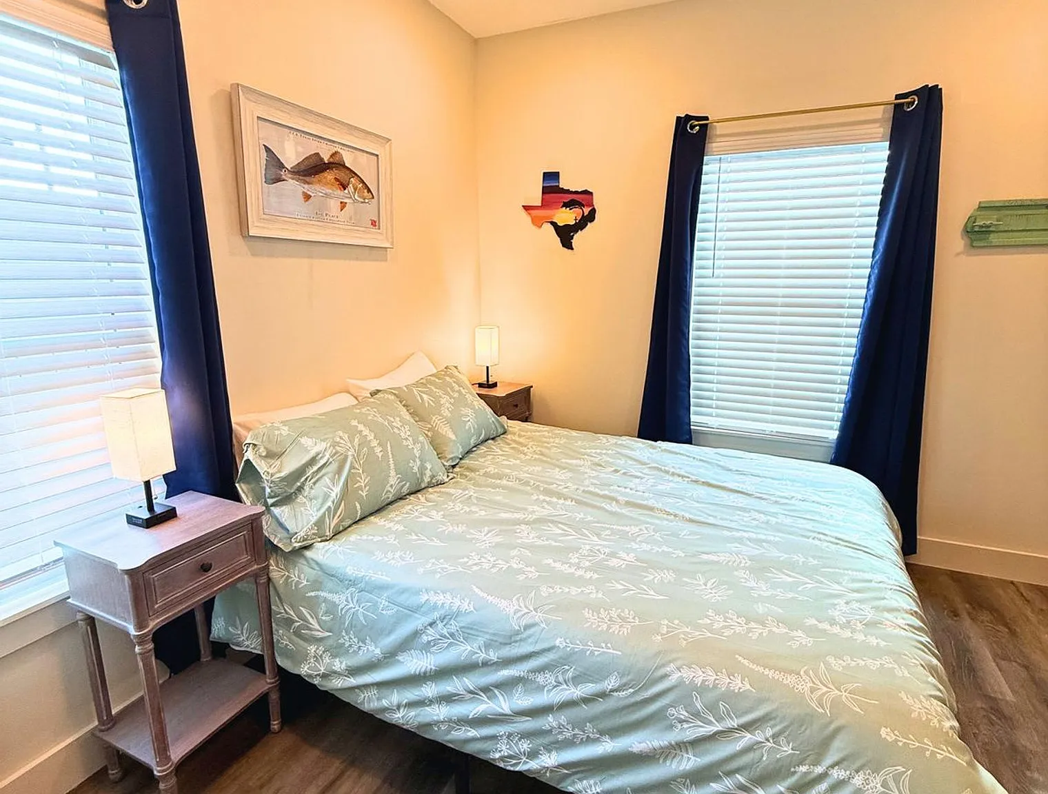 3 bed, 2.0 bath, 13777 sqft, $3,065 — Photo 2