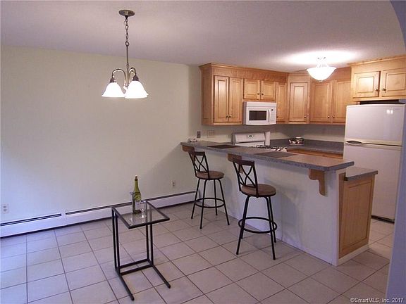 3rd image of 5 Hickory Ln