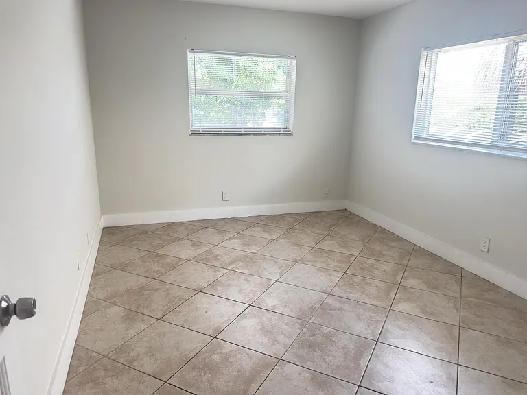 853 SE 4th Ct — Photo 7