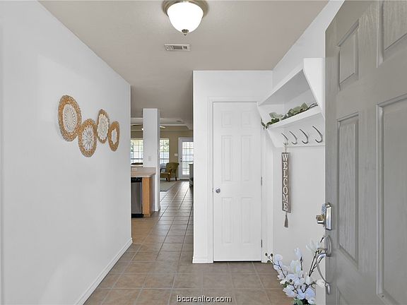 4th image of 1014 Gardenia St
