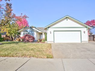 2940 Golden Aspen Dr, Grants Pass, OR 97527