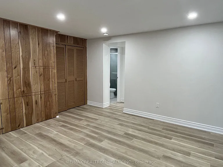 74 Lincoln Green Dr #LOWER — Photo 5