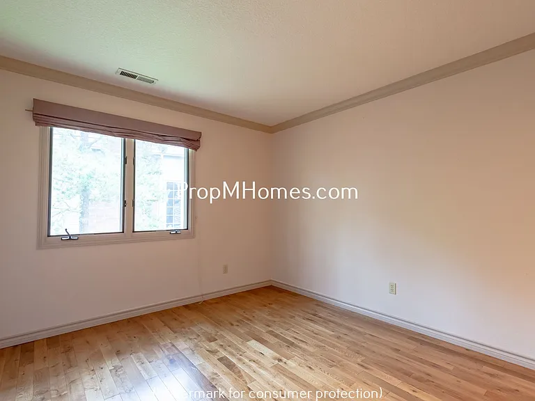 8817 NW Hazeltine St — Photo 15