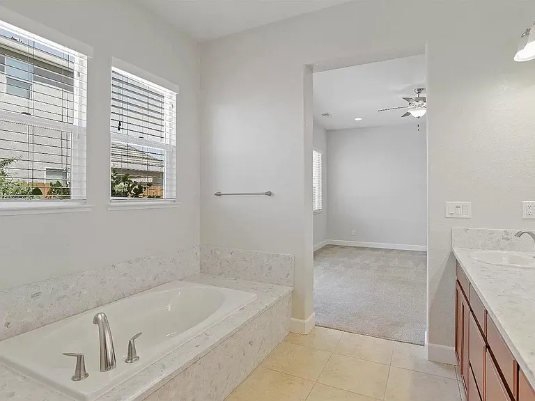 989 Hayman St — Photo 36