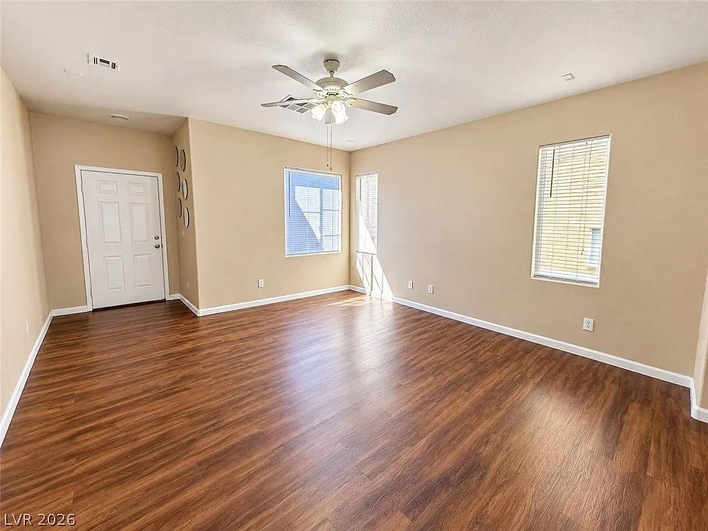 3 bed, 2.5 bath, 1601 sqft, $2,002 — Photo 2