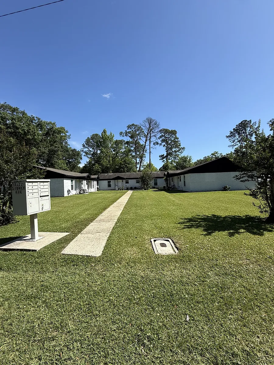 Building Photo - 18272 Sidney Ave #2