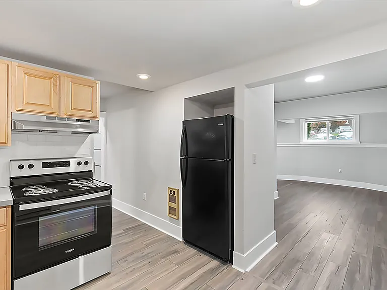 Farrah Apartments: 1 & 2 Bedroom Renovated Units — Photo 13