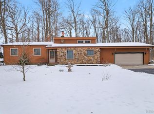 8239 Hill Rd, Swartz Creek, MI 48473