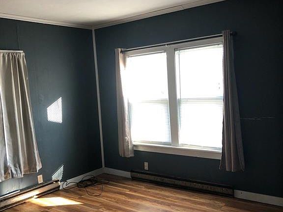 3rd image of 400 Oak St
