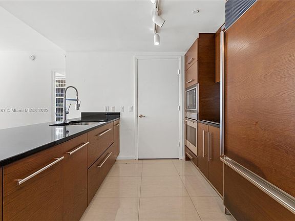 4th image of 495 Brickell Ave #11