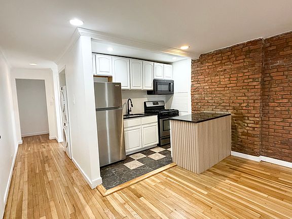 5th image of 181 Macdonough St Unit Garden
