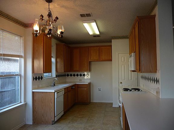 4th image of 2036 Fox Glen Dr