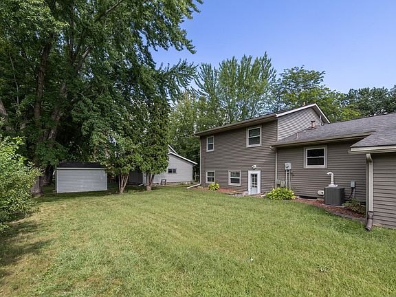 2nd image of 1044 Lilac Ln