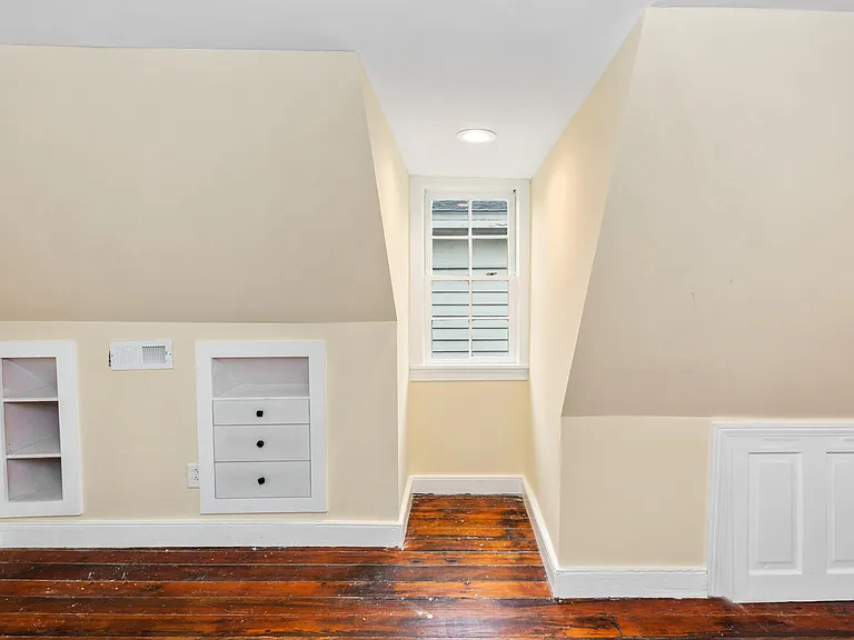 13 Elizabeth St #B — Photo 36