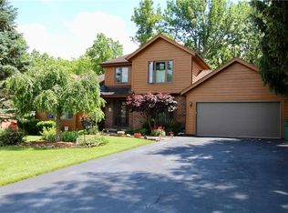 190 Woodsmoke Ln, Rochester, NY 14612