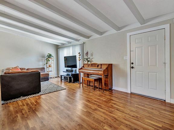 4th image of 316 Cabrillo Ave
