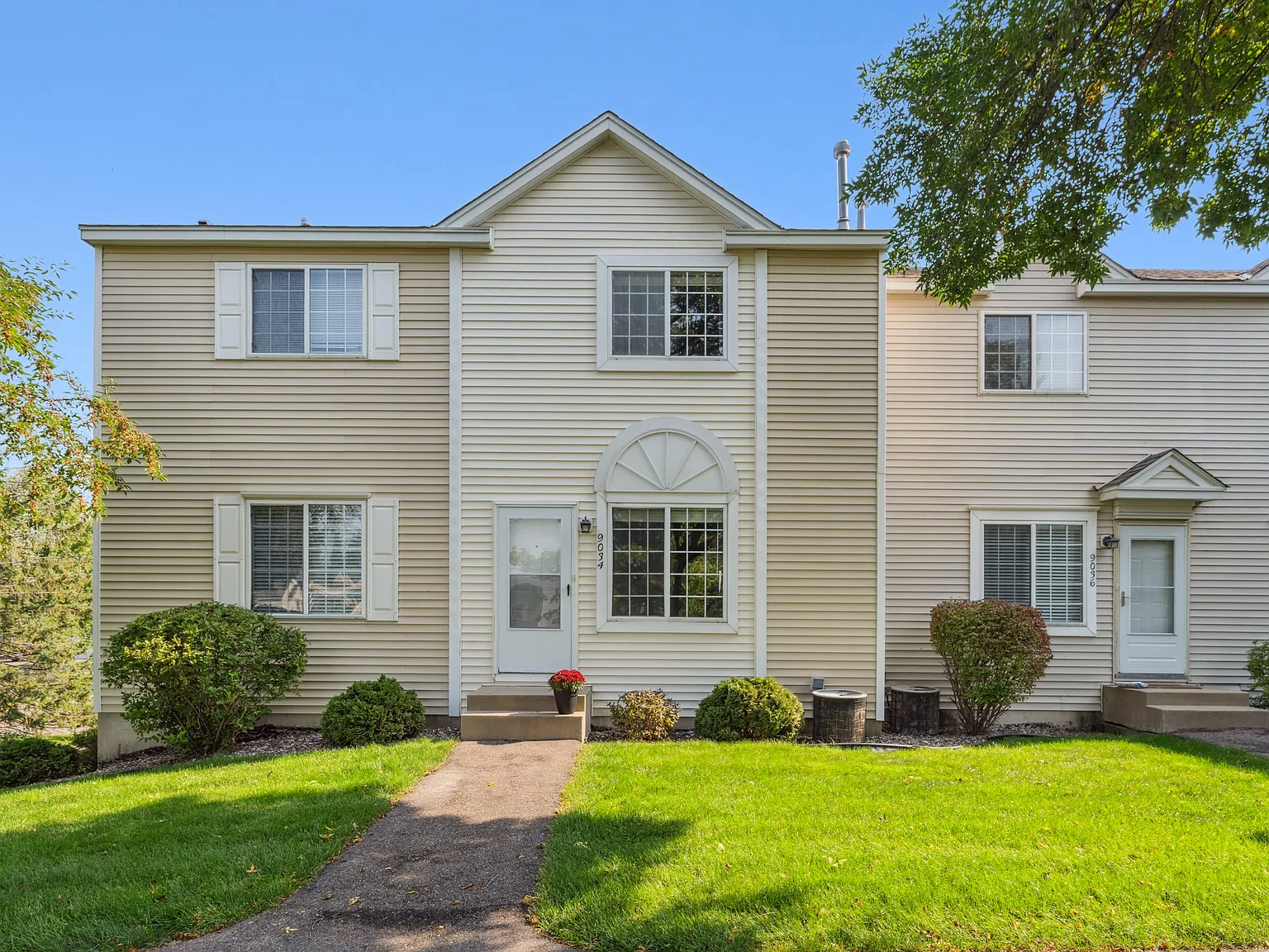 2 bed, 1.5 bath, 1001 sqft, $1,890 — Photo 1