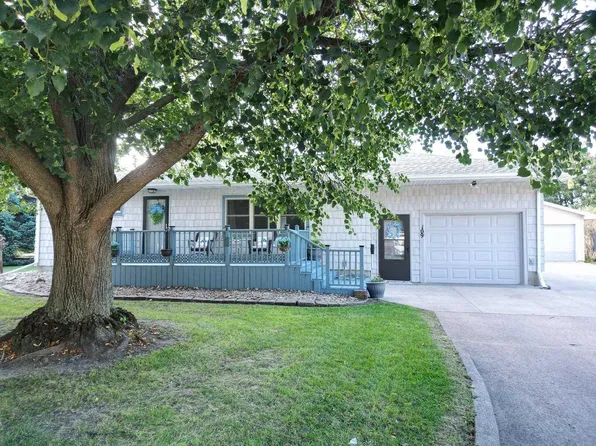 109 Iowa Ct, Waverly, IA 50677