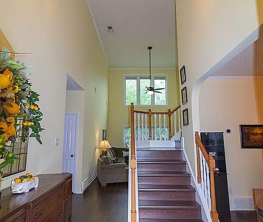 Grand Entry w/20ft Ceiling