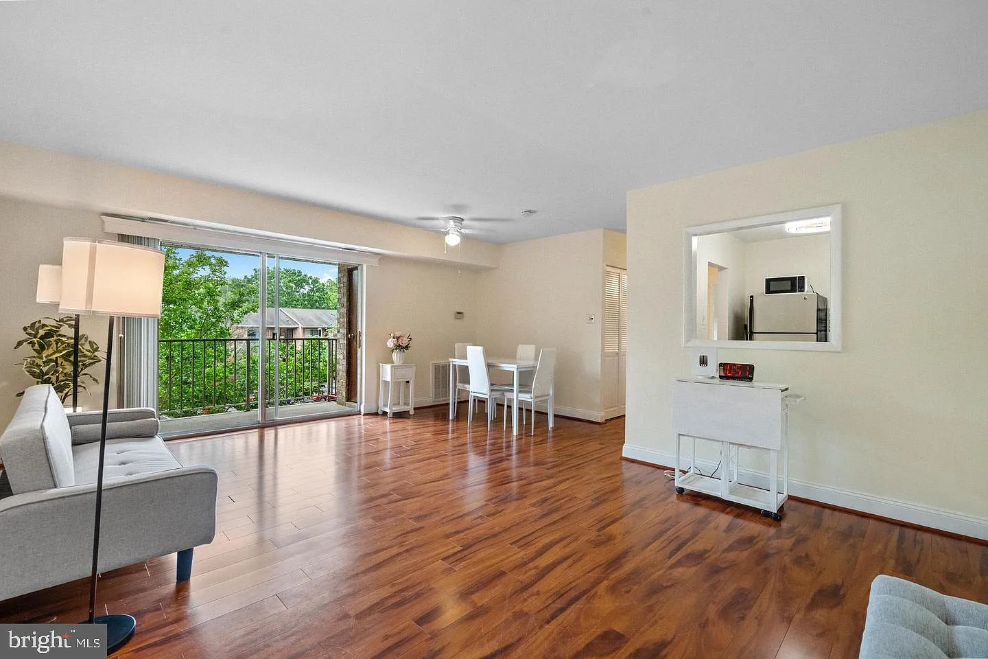 2 bed, 1.5 bath, 886 sqft, $1,900 — Photo 4