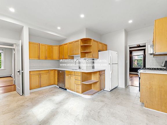 4th image of 134 Pleasant St #3