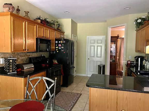 5th image of 81 Woodbury Dr