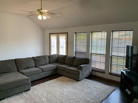 3rd image of 208 SW 141st St