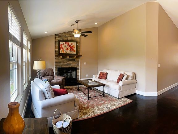 4th image of 11 Cranfield Dr