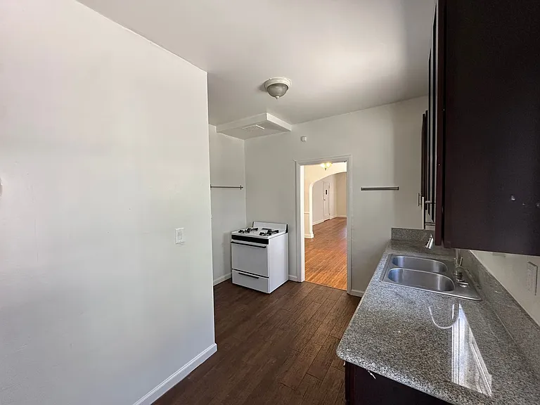 454 N Orange Grove Ave — Photo 6