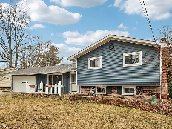3rd image of 140 Parkhall Dr
