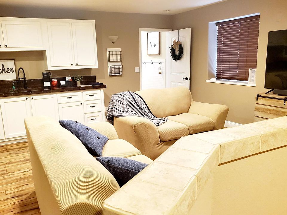 1st image of 401 Rockwood Ln